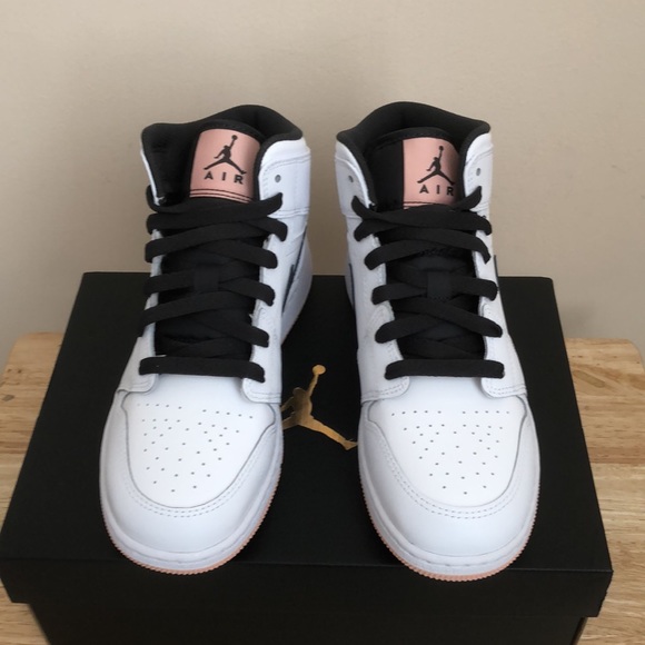💖🖤NIKE AIR JORDAN 1 MID GS SNEAKERS🖤💖 - Picture 4 of 13